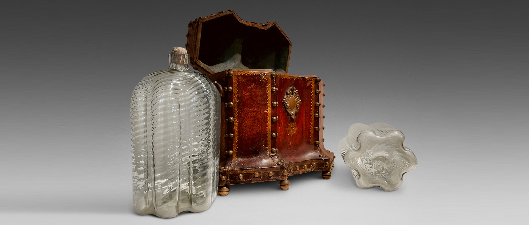 18th-century Italian leather wine portabottiglie with gilt and nail-head decoration and original glass bottles, offered by Engs-Dimitri Works of Art